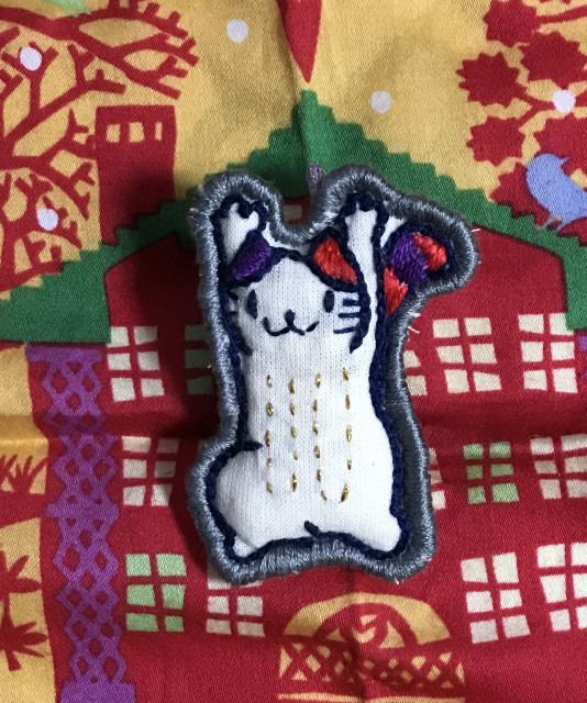 バンザイ猫さん刺繍ブローチ：晩秋