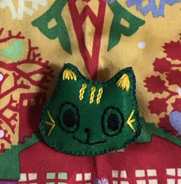 猫さん刺繍ブローチ深緑