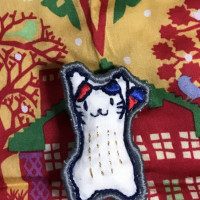 バンザイ猫さん刺繍ブローチ:極暑