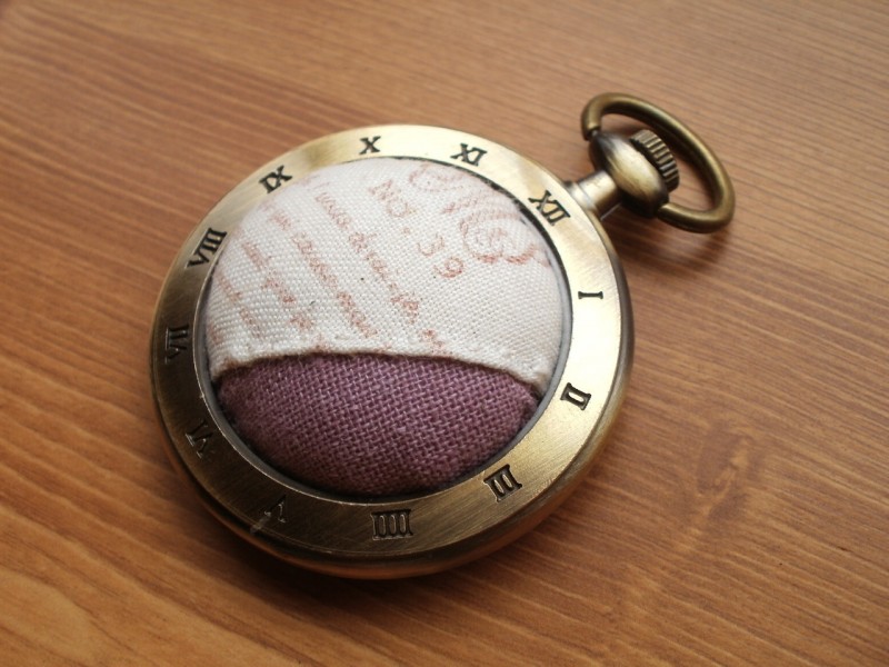 懐中時計のピンクッション アイボリー×パープルリネン