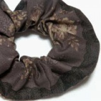 シュシュ　花柄 シュシュ茶花黒網　大