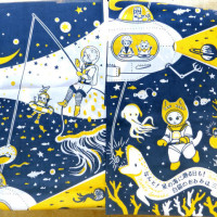 手ぬぐい『なんと三角　銀河潜水』　宇宙を旅する白猫マイカシリーズ / 金星灯百貨店