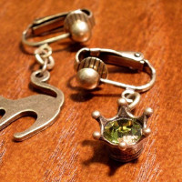 猫と王冠のバネイヤリング クラウンオリーブ / 本田モカ