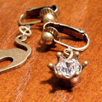 猫と王冠のバネイヤリング クラウンクリスタル / 本田モカ