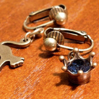 猫と王冠のバネイヤリング クラウンモンタナ / 本田モカ