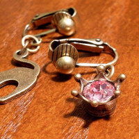 猫と王冠のバネイヤリング クラウンローズ / 本田モカ